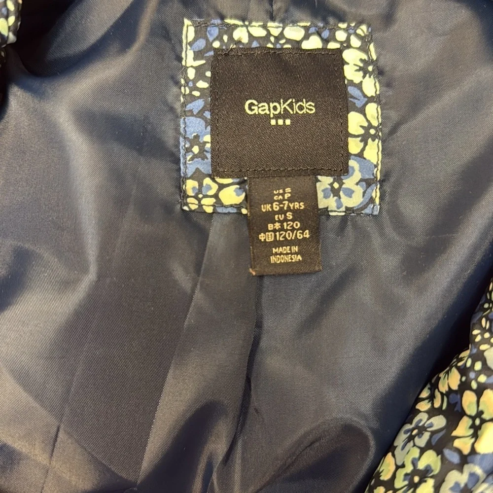 GAP kids girls blue floral puffer vest sizes small (6/7) &medium (8-9 years) NWT